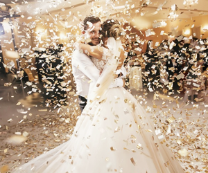 Strzelające tuby z konfetti i bańki mydlane: zobacz najmodniejsze artykuły na ślub!